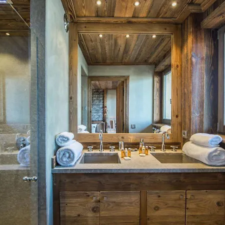 Spacieux De 4 A 1850, A 250m Des Remontees Mecaniques Et Des Commerces - Fr-1-564-93 Courchevel